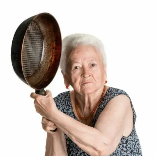 😠 nonna, padella, arma, arrabbiato, anziana, difesa telegram sticker