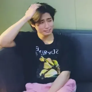 😭 REBEL20 男性, 人, 座る, ソファ, 屋内 whatsapp sticker