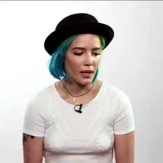 😐 Halsey นักร้อง, คนดัง, นักดนตรี, ภาพเหมือน, ผู้หญิง, หมวก, ผมสีฟ้า telegram sticker