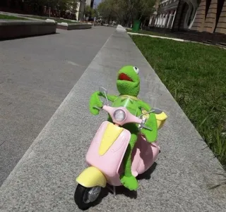 🌟 Kermit Kermit der Frosch, Puppe, Frosch, Roller, Muppets, Grün, Spielzeug, Fahren whatsapp sticker