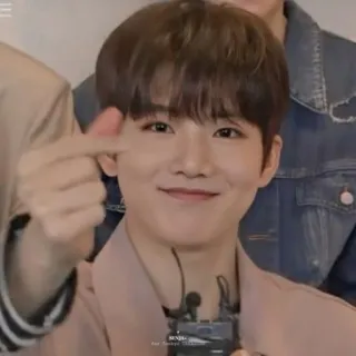🪐 K-Pop, Idol, Fingerherz, Asiatisch, Männlich, Promi, Lächelnd telegram sticker