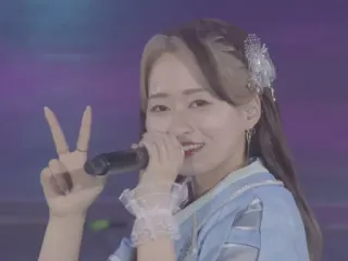 ✌️ 9ed32eab femme, microphone, paix, geste, chanteuse whatsapp sticker