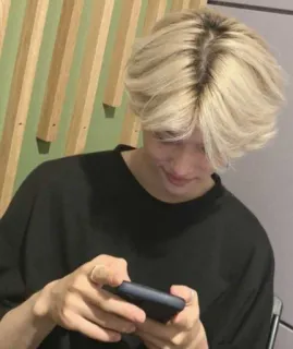 🦋 4934908d osoba, blond włosy, gra, telefon, koszulka telegram sticker