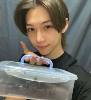 🍰 6701b50f Felix osoba, kpop, mężczyzna, selfie, trzyma telegram sticker