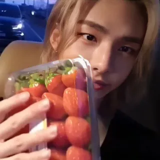 🍓 dc6c69ff osoba, truskawki, owoce, jedzenie, portret telegram sticker