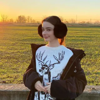 🦋 277cf023 กวาง, เสื้อสเวตเตอร์, เด็กผู้หญิง, ฤดูหนาว, ที่ปิดหู telegram sticker