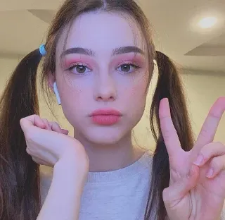 🦋 c352a436 ผู้หญิง, ผู้หญิง, ผมเปีย, เซลฟี่, สัญลักษณ์สันติภาพ telegram sticker