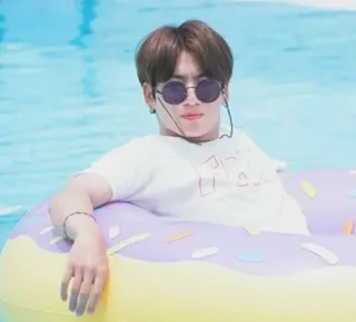 💜 5a1728ef человек, солнцезащитные очки, бассейн, пончик, лето, отдых telegram sticker