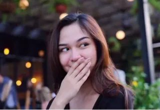 🙊 f43793da wanita, orang, potret, dalam ruangan telegram sticker