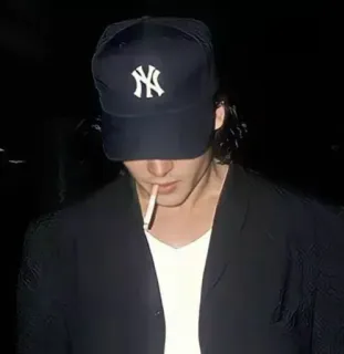 🖤 1456721c man, sigaret, hoed, new york yankees, roken, mode telegram sticker