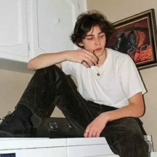 🚶 74627a23 portret, man, tiener, zittend, binnen, casual, jongere, jonge man telegram sticker