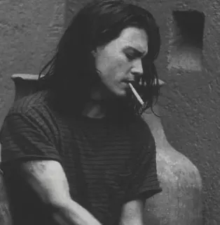 🚶 aa4f63c7 man, roken, sigaret, portret, zwart wit telegram sticker