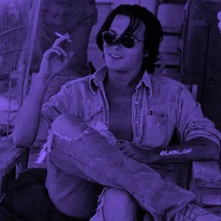 🍷 c51161d2 @LASH_GIF persoon, roken, zonnebril, casual, zitten telegram sticker