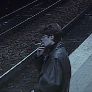 🖤 edbfe74f man, roken, sigaret, nacht, platform, jas telegram sticker