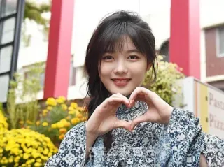 😍 a1f23f55 wanita, hati, gestur tangan, potret, senyum, cantik telegram sticker