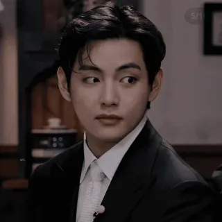 🤨 c44e1820 V Kpop, BTS, V, Kim Taehyung, Cantor, Celebridade, Homem, Retrato telegram sticker