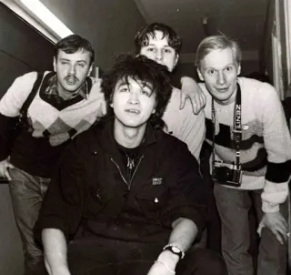 😁 b5edf056 รูปหมู่, ผู้ชาย, ภาพเหมือน, ในร่ม, เพื่อน telegram sticker