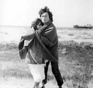 🥰 ca46ff93 ผู้คน, ชายหาด, กอด, คู่รัก, วินเทจ telegram sticker