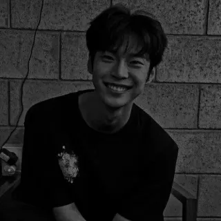 🚬 4d89c395 ภาพเหมือน, ผู้ชาย, ยิ้ม, มีความสุข, คน, กำแพงอิฐ telegram sticker