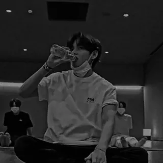 🚬 d2bacc73 คน, น้ำดื่ม, นั่ง, ในร่ม, หน้ากาก telegram sticker