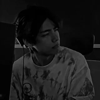 🚬 e4e692f0 V kpop, bts, วี, คิมแทฮยอง, ไอดอล, นักร้อง, เพลง telegram sticker