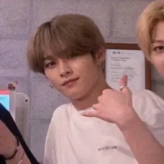 🤙 e5c60d5a Người, Chân dung, Đàn ông, Kpop, Thần tượng, Tạo dáng, Hàn Quốc telegram sticker