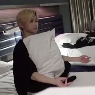 😤 e62d1a62 người, trong nhà, phòng ngủ, ngồi, gối telegram sticker