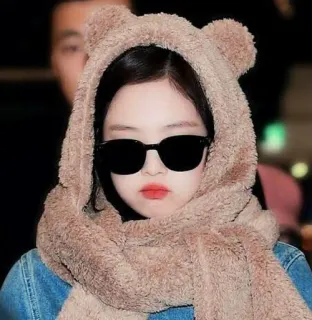 ☹️ 5d96c39e mujer, gafas de sol, sudadera con capucha, oso, bufanda, celebridad telegram sticker