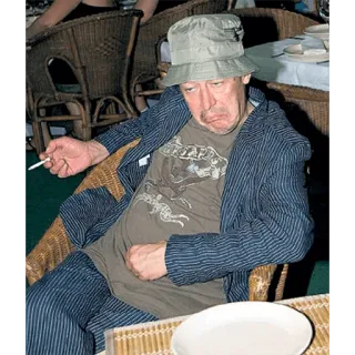 🥴 9763fa2f 男, タバコ, 喫煙, 座っている, 帽子 telegram sticker