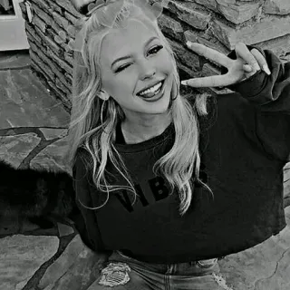 ✌ 4624a470 VIBES menina, sorriso, sinal de paz, vibes, retrato, preto e branco telegram sticker