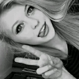 ✌ 7407d6f9 mulher, paz, retrato, selfie, menina, sorriso telegram sticker