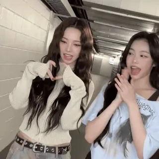 ✉️ 9ee6ea77 女性, 友情, トンネル, 韓国, ポーズ telegram sticker