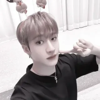 🍹 220cf17d osoba, portret, mężczyzna, kpop, boże narodzenie, renifer, idol whatsapp sticker