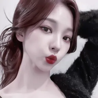 💷 7cddd703 woman, portrait, selfie, makeup, beauty, kiss telegram sticker