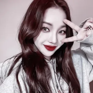 💷 a07e729d woman, girl, beauty, peace sign, selfie, portrait telegram sticker