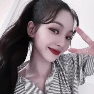 💷 f8cc77c1 woman, portrait, peace sign, red lipstick, smile telegram sticker