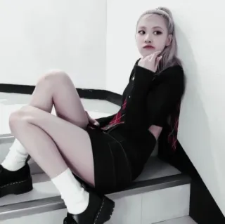 🥏 9b937e67 여자, 계단, 앉아있는, 패션, 스타일, 초상화 telegram sticker