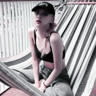 🥏 d818747e 여자, 해먹, 모자, 캐주얼 복장, 청바지, 인물 사진, 앉아있는, 실내 telegram sticker