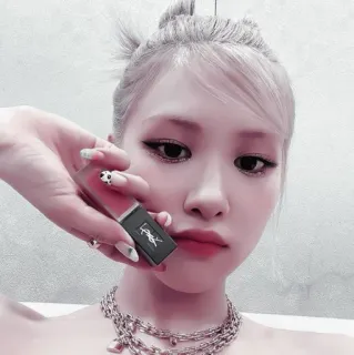 🥏 fe6a8b2f 인물사진, 여자, 메이크업, 립스틱, 뷰티, 셀카, 화장품 telegram sticker