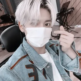 🍣 783f96dc coreano, hombre, mascarilla, chaqueta vaquera, pelo rubio platino, corazón con los dedos telegram sticker