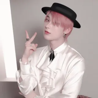 🍆 0ecf3eca mężczyzna, różowe włosy, znak pokoju, kapelusz, biała koszula, koreański telegram sticker