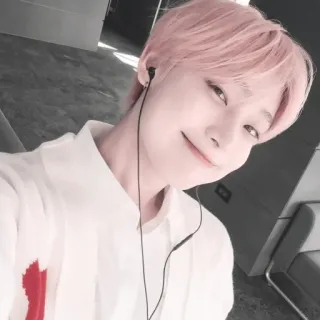 🍆 2c01e884 osoba, różowe włosy, portret, słuchawki, uśmiech, koreański, mężczyzna, selfie telegram sticker