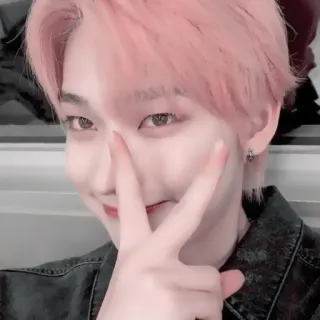 🍆 40e10250 osoba, portret, różowe włosy, młoda dorosła telegram sticker