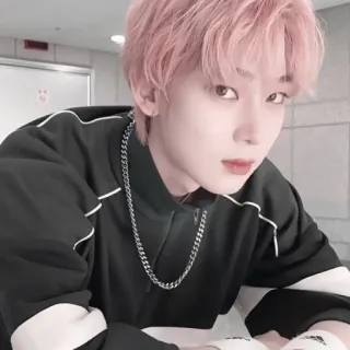 🍆 443f0dcc kpop, idol, portret, różowe włosy, młody mężczyzna, azjatycki, łańcuszek telegram sticker