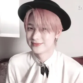 🍆 4c35557b EN mężczyzna, różowe włosy, kapelusz, uśmiechnięty, osoba telegram sticker