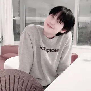 🍆 c6a41fe7 sculptor osoba, mężczyzna, sweter, wewnątrz, krzesło, stół telegram sticker