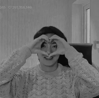 🩹 f48eb36b cuore, amore, gesto, persona, maglione, bianco e nero whatsapp sticker