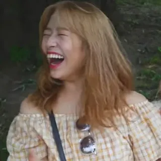 🤩 386ed669 donna, che ride, capelli biondi, occhiali da sole, top spalle scoperte, ritratto telegram sticker