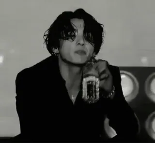 🖤 8c470bf1 uomo, bianco e nero, ritratto, bottiglia, bere telegram sticker