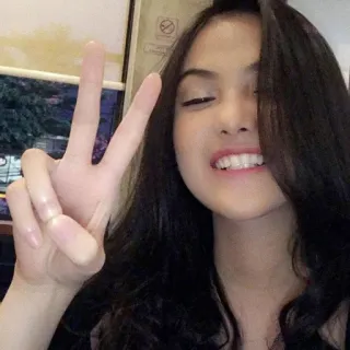 🍄 14c53c98 女人, 和平标志, 自拍, 肖像, 女孩, 可爱 telegram sticker